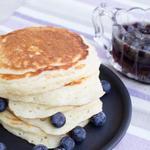 Pfannkuchen mit Ahornsirup und Beerensauce