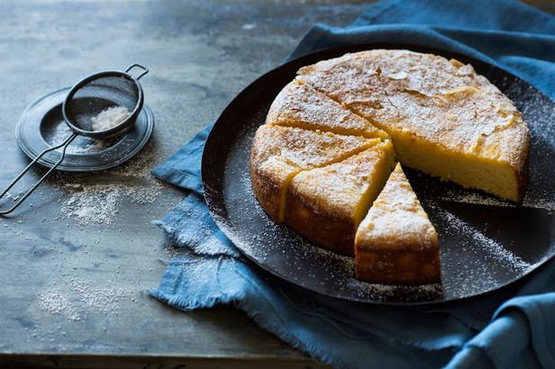 So backt man Biskuitkuchen zum Tee