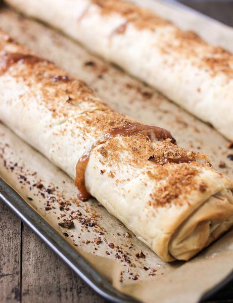 Wie man Apfelstrudel aus Filoteig zubereitet