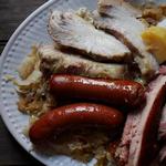 Shukrut (in Bier geschmorter Kohl mit geräucherter Fleischplatte)