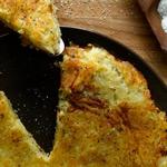 Rösti (Schweizer Pfannkuchen aus geriebenen Kartoffeln)