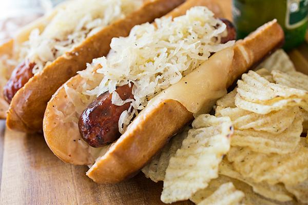 So macht man Hotdogs mit Sauerkraut