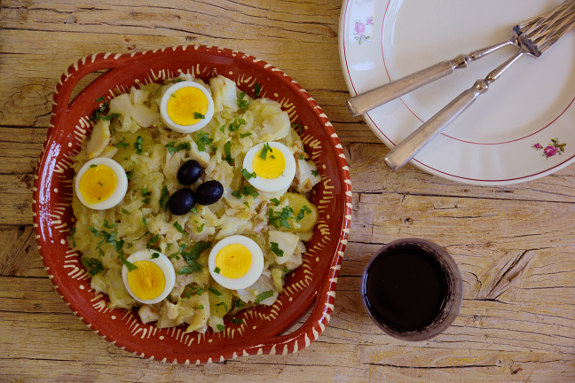 Nasıl pişirilir - Bacalhau a gomes de sa (Bacalhau a gomes de sa) patatesli fırında morina