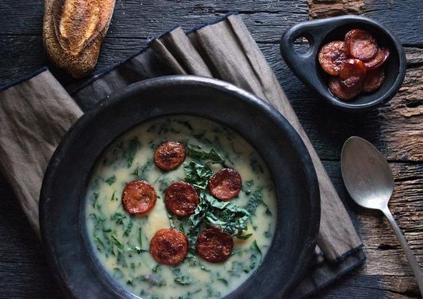 Wie man Caldo Verde zubereitet – Portugiesische grüne Suppe