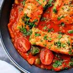 Gebratener Seehecht mit Tomatensoße