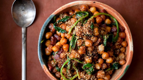 طريقة تحضير الحمص المخبوز مع الكوريزو (Garbanzo con Chorizo)