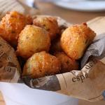 Gesalzene Kabeljaukroketten „Pasteis De Bacalhau“