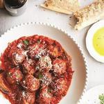 Panierte, frittierte Fleischbällchen mit portugiesischer Tomatensoße