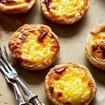 Portugiesisches Gebäck mit Vanille- und Eigelbfüllung, genannt Pastel de Nata