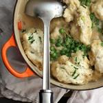 Einfache Suppe mit gebratenen Teigtaschen