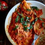 Kabeljau-Kartoffel-Ravioli mit portugiesischer Tomatensoße
