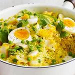 سلطة دافئة مع الأرز وسمك القد