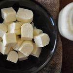 Paneer ist ein hausgemachter indischer Käse.