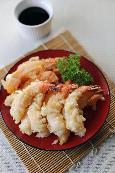 Wie man Garnelen-Tempura mit Dip-Sauce zubereitet