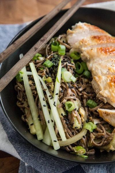 Wie man Hähnchen-Soba-Nudelsalat zubereitet
