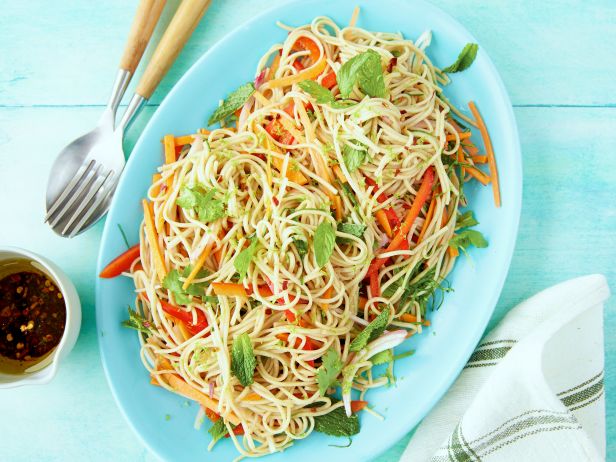 Wie man asiatischen Buchweizennudelsalat zubereitet