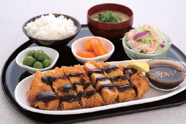 Wie man Katsudon (paniertes, frittiertes Schweinekotelett mit Reis) zubereitet