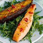 Gebackener Lachs nach japanischer Art mit Aubergine und Rosmarin