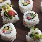 Uramaki-Sushi (California Roll mit Thunfisch)