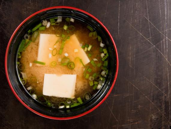 Wie man japanische Misoshiru-Suppe zubereitet