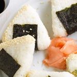 Thunfisch-Onigiri (japanische Reisbällchen)
