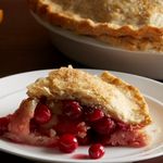 Geschlossener Mürbeteigkuchen mit Birnen und Preiselbeeren