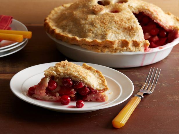 Rezept für einen geschlossenen Mürbeteigkuchen mit Birnen und Preiselbeeren