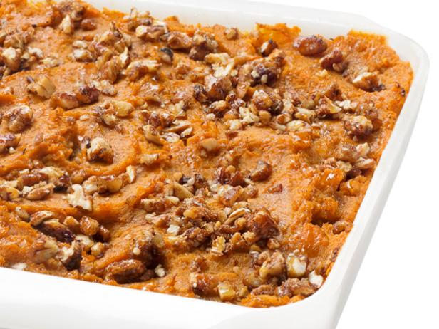Wie man Süßkartoffelauflauf mit Pekannuss-Topping zubereitet