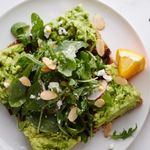 Frühstückssalat mit Avocado auf Toast