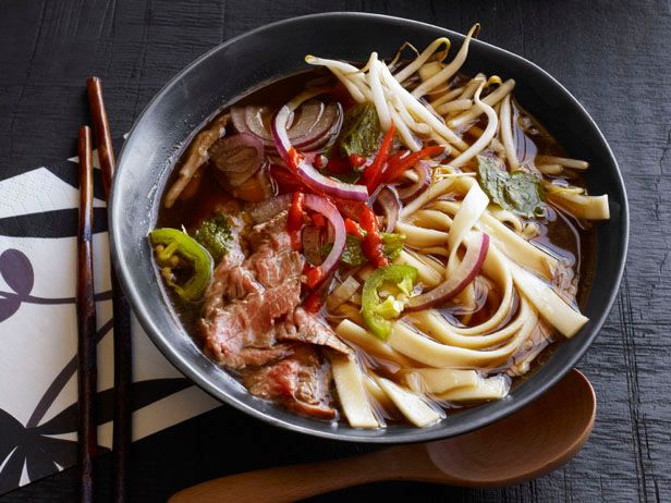 Wie man Pho Bo (vietnamesische Rindfleischnudelsuppe) zubereitet
