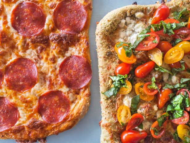 So bereiten Sie eine Vier-Käse-Pizza mit frischer Salsa und Salami zu