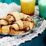 Aprikosenröllchen mit Rosinen und Nüssen "Rugelach"