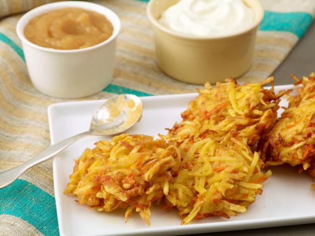 Wie man Kartoffel- und Karottenlatkes zubereitet