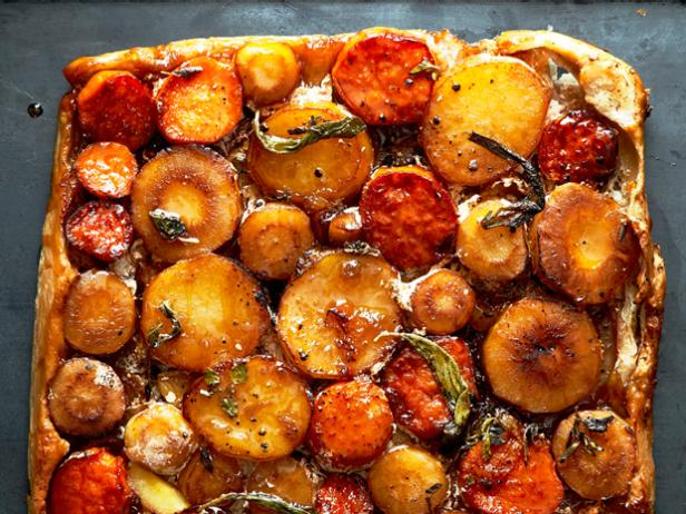 Wie man eine Tarte Tatin mit Süßkartoffeln und Pastinaken zubereitet