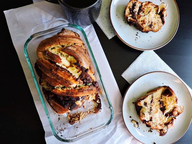 So macht man eine süße „Babka“ mit Schokolade und Marzipan
