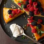 Mandelkuchen mit frischen Beeren
