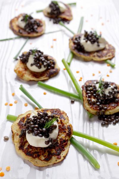 Wie man Kartoffelpuffer mit Kaviar zubereitet