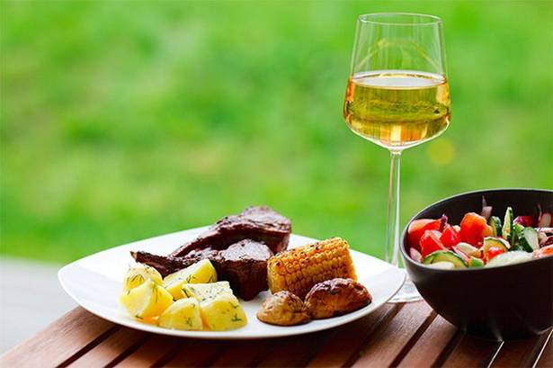 Weißwein zu Sommergerichten servieren