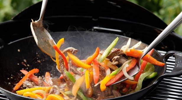 4 Möglichkeiten, im Wok zu kochen