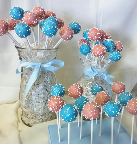 Cake Pops sind eine trendige, farbenfrohe Süßigkeit.
