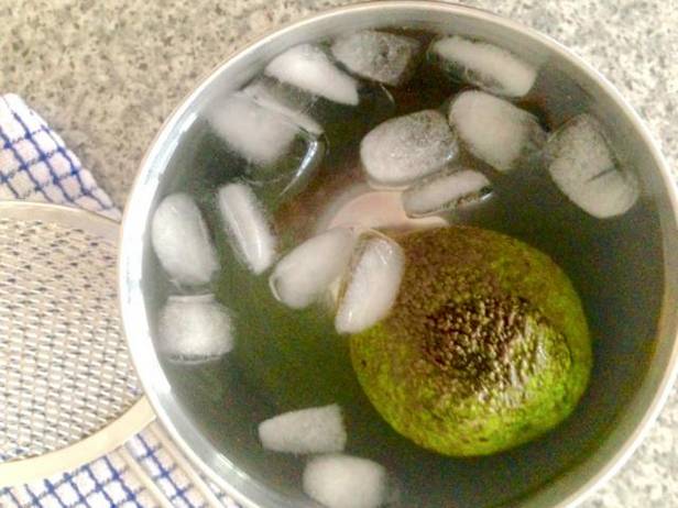 Legen Sie die Avocado in eine Schüssel mit Eiswasser, um den Garprozess zu stoppen.