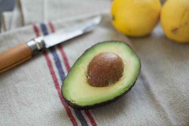 Wie man verhindert, dass eine angeschnittene Avocado braun wird