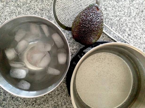 Vorbereitung des Avocado-Kochprozesses