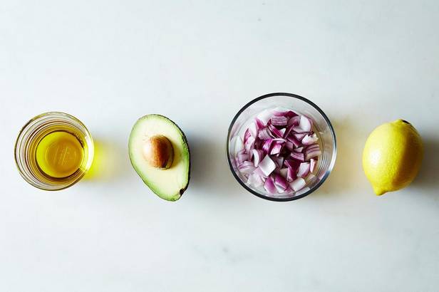 Zitronensaft verhindert das Braunwerden von Avocados.