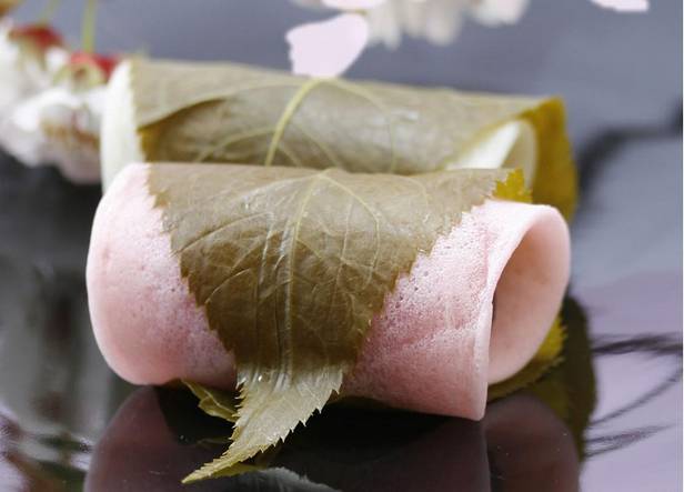 Sakura Mochi zu einer Rolle gerollt
