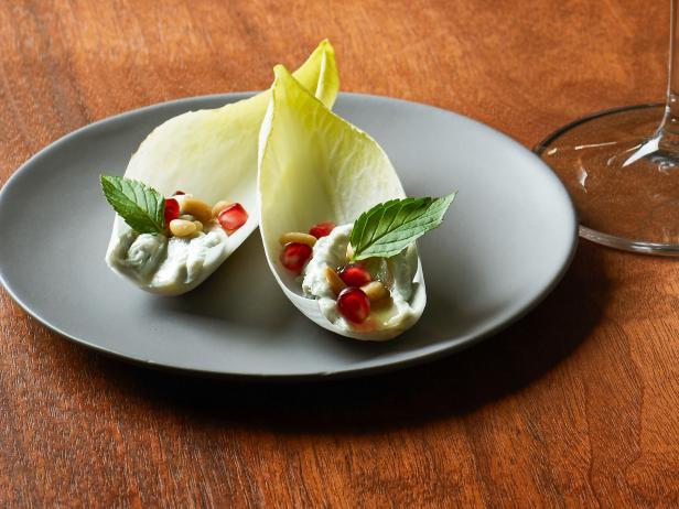 Come preparare il gorgonzola con miele su foglie di indivia