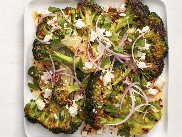 Wie man vegetarische Brokkoli-Steaks zubereitet