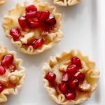 تارت صغير من عجينة الفيلو مع الجبن والرمان
