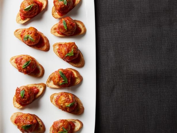Wie man Fleischbällchen-Crostini zubereitet