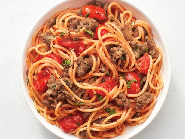 Kıymalı ve domatesli haşlanmış spagetti nasıl pişirilir?